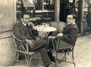foto: Ferreira de Castro com Roberto Nobre, esplanada da «Veneza», Lisboa, década de 1930 (aqui)